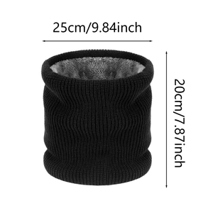 Dettaglio scaldacollo in maglia nera con dimensioni 25x20cm e fodera in pile termico