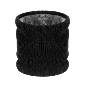 Dettaglio di uno scaldacollo in maglia nera con spessa fodera in pile grigio invernale