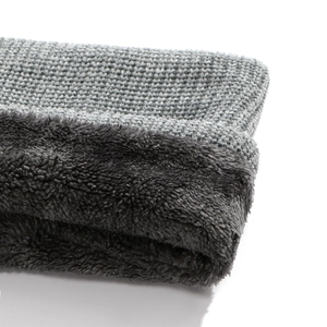 Sciarpa in maglia grigia con fodera in pile spessa per calore e comfort invernale