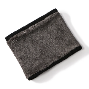 Scaldacollo termico invernale in pile grigio scuro con bordi in maglia nera