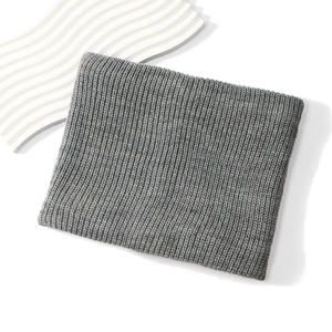 Scaldacollo in maglia grigio scuro con trama a coste spesse per un look invernale