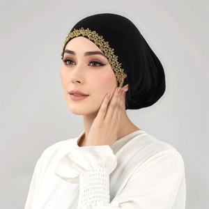 Elegante turbante nero da donna con dettagliati ricami in pizzo dorato