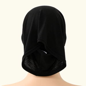 Dettaglio delle cuciture posteriori e del tessuto nero di questo morbido sottovelo hijab