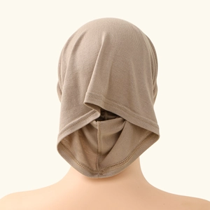 Vista posteriore dettagliata di un sottovelo hijab marrone chiaro con cuciture di qualità