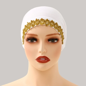 Dettaglio del sottovelo hijab bianco con ricamo in pizzo dorato sulla parte frontale