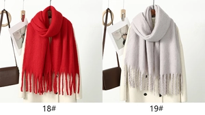 Détail des écharpes d'hiver rouge et gris clair unies avec franges et maille épaisse