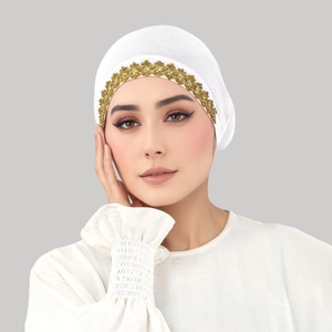 Elegante hijab a turbante bianco da donna con pizzo dorato e tessuto morbido traspirante
