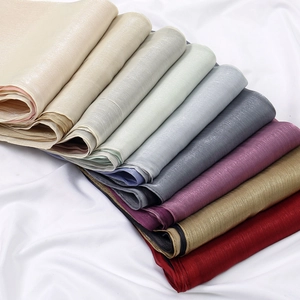 Elegante chal de seda degradada con textura brillante en múltiples colores modernos