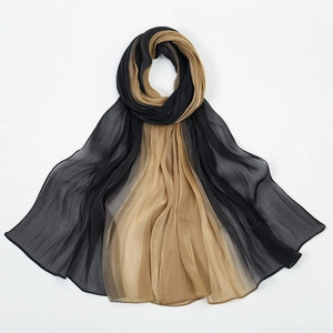 Detalle del hiyab ligero bicolor negro y dorado con textura plisada fina y elegante
