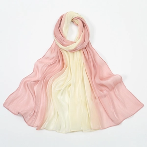 Vista detallada de bufanda bicolor rosa claro y crema con elegante textura brillante