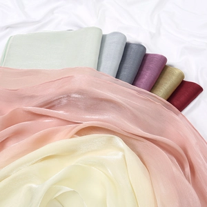 Pañuelos de seda degradados en varios colores para un estilo versátil y una elegancia playera