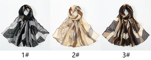 Vue détaillée de foulards légers en georgette avec trois motifs géométriques colorés
