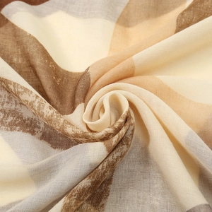 Détail du tissu de foulard en georgette montrant la texture quadrillée et tons neutres