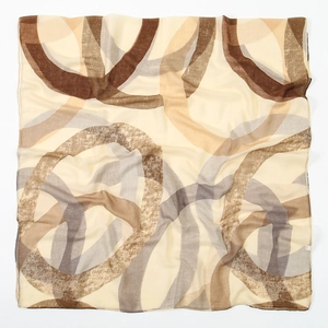 Détail d'un foulard en georgette avec cercles abstraits dans les tons beige et brun