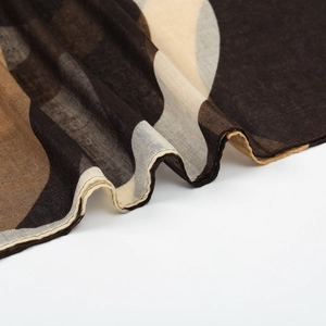 Vue détaillée du foulard en georgette avec motifs géométriques et finitions soignées