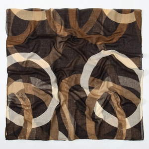 Détail d'un foulard en georgette avec motifs géométriques de cercles abstraits marron