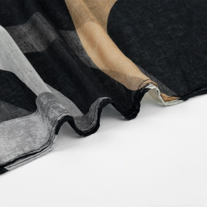Gros plan du tissu d'écharpe en georgette avec motif color-block et texture tissée