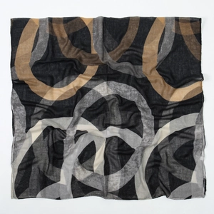 Écharpe en georgette à motifs géométriques de cercles superposés noirs gris et ocre sur fond blanc