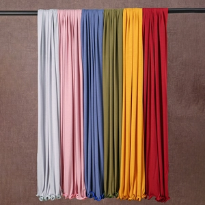 Detail van lichte effen sjaals met een verfijnde golvende rand en elastische textuur
