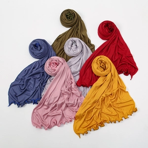 Zachte lange sjaal met ruches in diverse effen kleuren voor veelzijdige damesmode-look