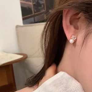 Elegante Ohrstecker mit Perle und rechteckigem Zirkon getragen von einem Model im Detail