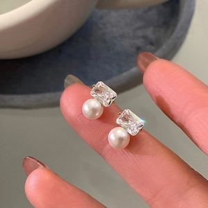 Elegante Smaragdgeschliffene Zirkon Und Künstliche Perlen Ohrstecker Kupfer Geometrische Minimalistische Nischen Luxusschmuck Für Damen