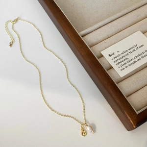 Goldene Kreuzkette mit natürlicher Süßwasserperle und handgehämmertem Metallanhänger