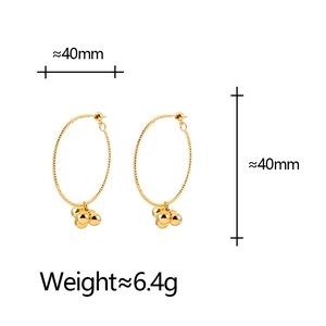 Boucles d'oreilles créoles dorées minimalistes avec boules polies et diamètre de 40 mm