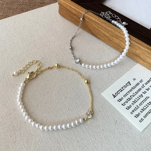Bracelets de perles élégants avec chaînes dorées et argentées et décor central en zircon