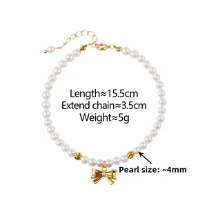 Détail du bracelet en perles avec pendentif nœud doré et fermoir mousqueton ajustable