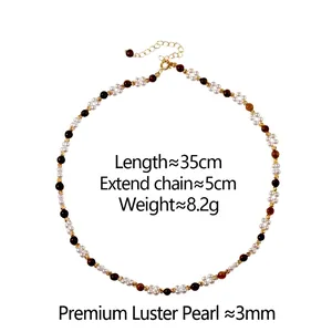 Collier élégant en perles et œil de tigre avec fermoir doré sur un fond blanc pur