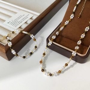 Ensemble de bijoux élégants en perles et œil de tigre avec collier et bracelet fleuri