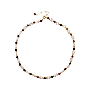 Collier élégant en perles avec pierres œil de tigre et fermoir en métal doré