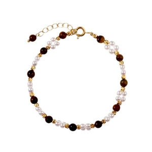 Vue détaillée du bracelet de style français avec perles, œil de tigre et métal doré