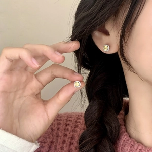 Boucles d'oreilles en argent avec un zircon jaune carré entouré d'un halo brillant