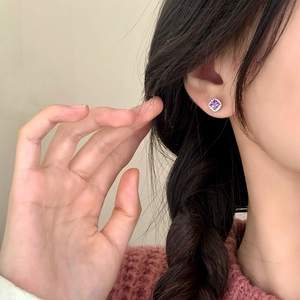 Boucles d'oreilles halo avec zircon violet carré et placage argent sur mannequin