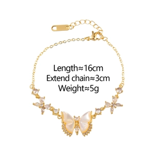 Eleganteres goldenes Schmetterlingsarmband mit Muschelflügeln und Kristallakzenten