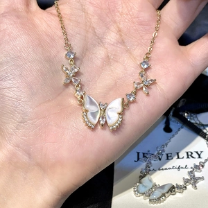 Eleganter Schmetterling Armreif mit schillernden Muscheleinlagen und funkelndem Zirkonia