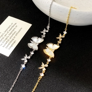 Elegante Schmetterlingsarmbänder in Gold und Silber mit Muschel- und Zirkonia-Dekor