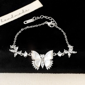 Detailansicht Silberarmband mit Muschel-Schmetterling und Zirkonia auf schwarzem Samt