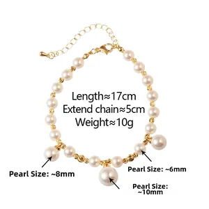 Vue détaillée d'un bracelet de perles avec perles dorées et fermoir mousqueton réglable