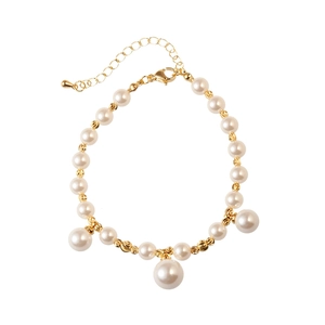 Détail du collier de perles et billes dorées avec fermoir mousqueton et chaîne d'extension