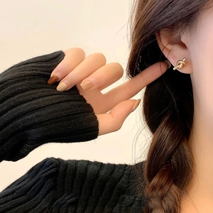 Orecchini a perno con nodo dorato minimalisti mostrati indossati per un look raffinato
