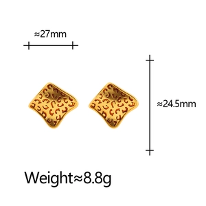 Golden diamond-shaped leopard print earrings with dimensions and weight parameters