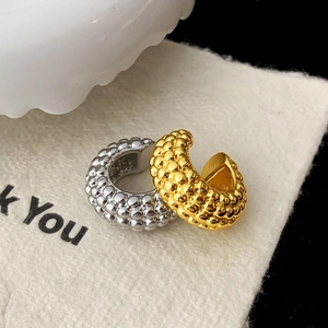Boucles d'oreilles minimalistes en forme de C avec texture bulles or et argent