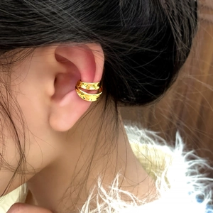 Élégant ear cuff doré à double couche avec finition martelée pour un style minimaliste