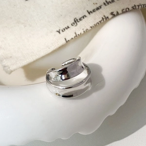 Détail de manchette d'oreille double argentée avec texture lave sur céramique
