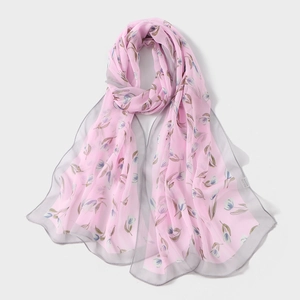 Dettaglio di scialle in chiffon con stampe di tulipani e bordo grigio rifinito