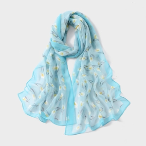 Scialle hijab in chiffon azzurro con eleganti stampe di tulipani e drappeggio