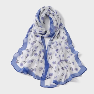 Elegante sciarpa di chiffon bianca con stampa floreale viola e bordo blu scuro
